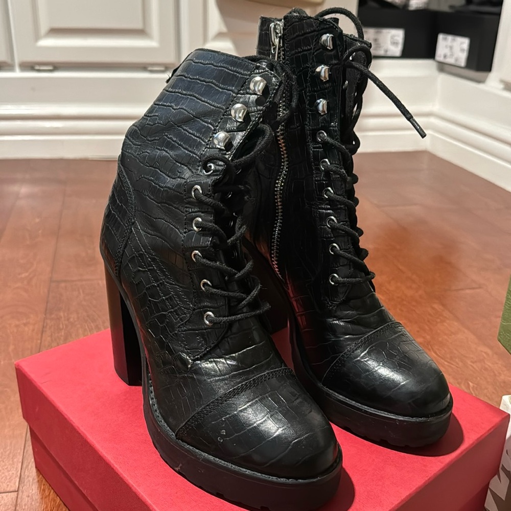 Steve Madden Winnie Harlow x Steve
Madden Lisalove Croc Embossed